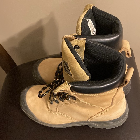 Steel toe work boots size 7 tan colour brand is workload safety boots - Picture 2 of 6